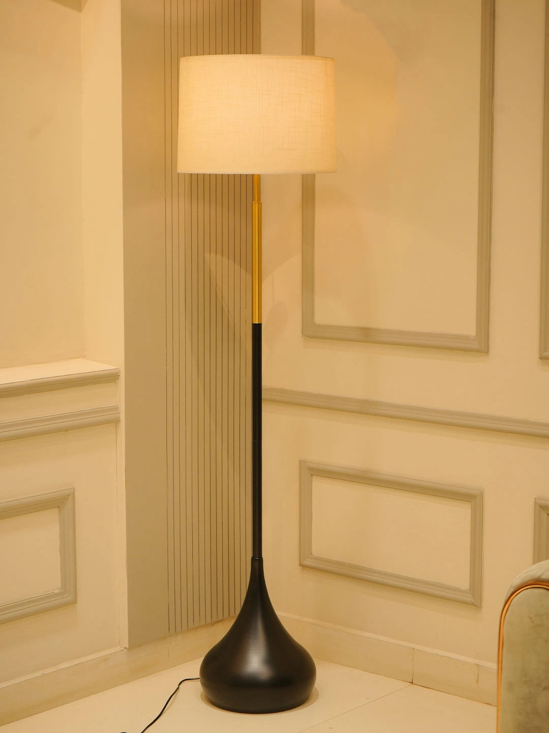 ELARE minimal tall lamp